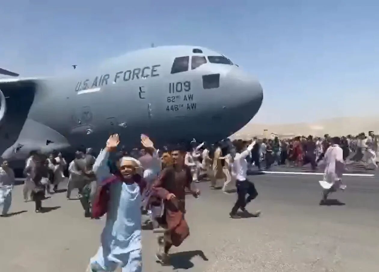 Люди падают с самолета. Афганистан аэропорт Кабул бегство. Кабул Афганистан самолет. Американцы аэропорт Кабула 2021. Побег американцев из Кабула.