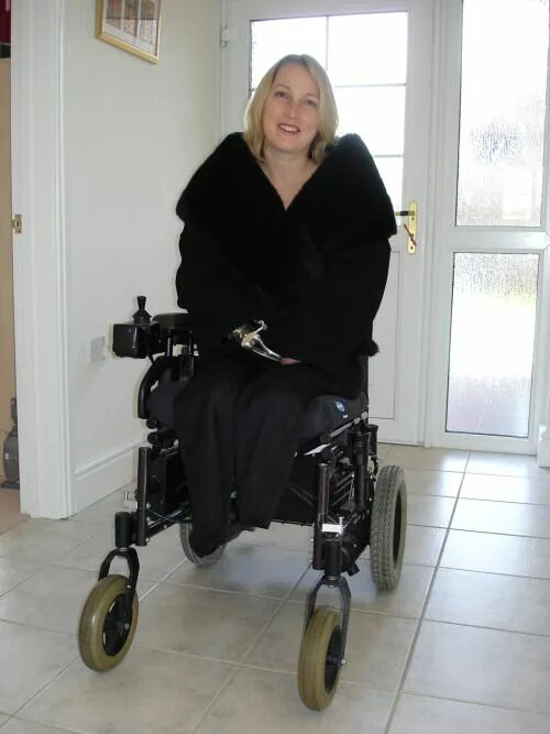 Коляска без ноги. Люди инвалиды. Ноги в инвалидной коляске. Коляска без ноги. Тележка инвалидная ти-01.