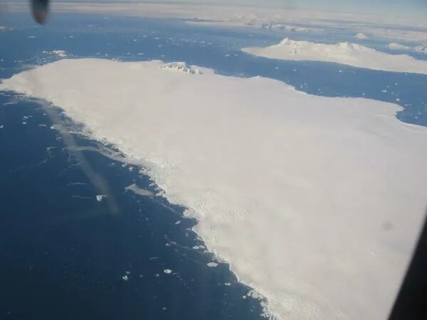 Свободный ото льда участок антарктиды. 4000 Метров в океане.