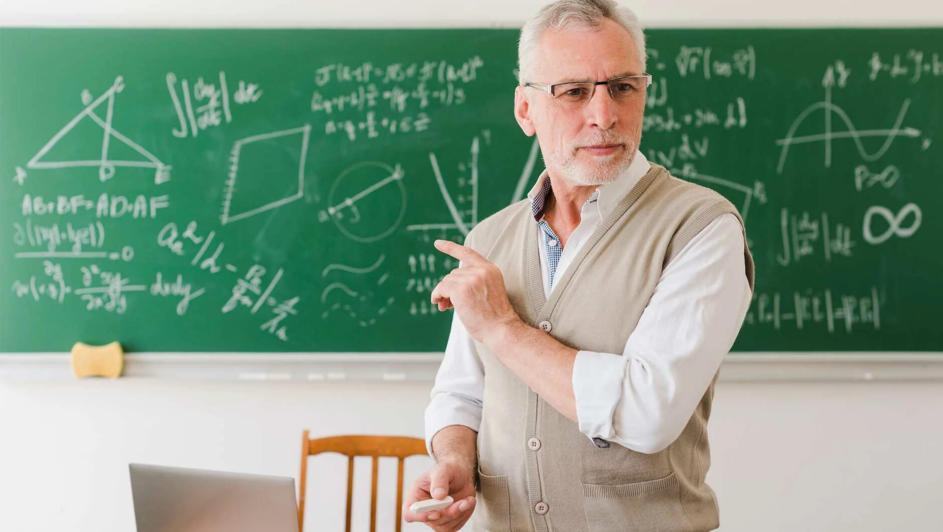 The nutty professor 1996. Ученый у доски. Млечко. Профессор в очках. Профессор удивленный неожиданным.