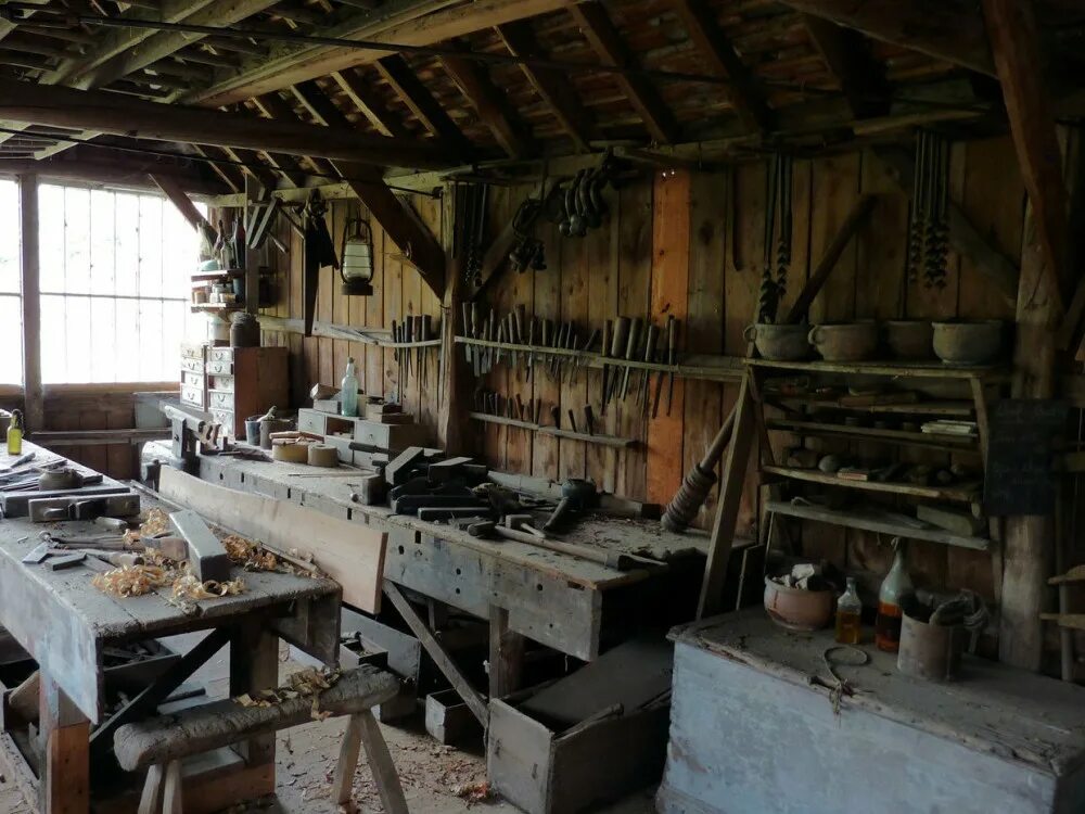 Дореволюционные вывески. Кузница бородиных во владимире. Старые названия мастерских. Столярная мастерская николая захарова. Столяр краснодеревщик верстак.