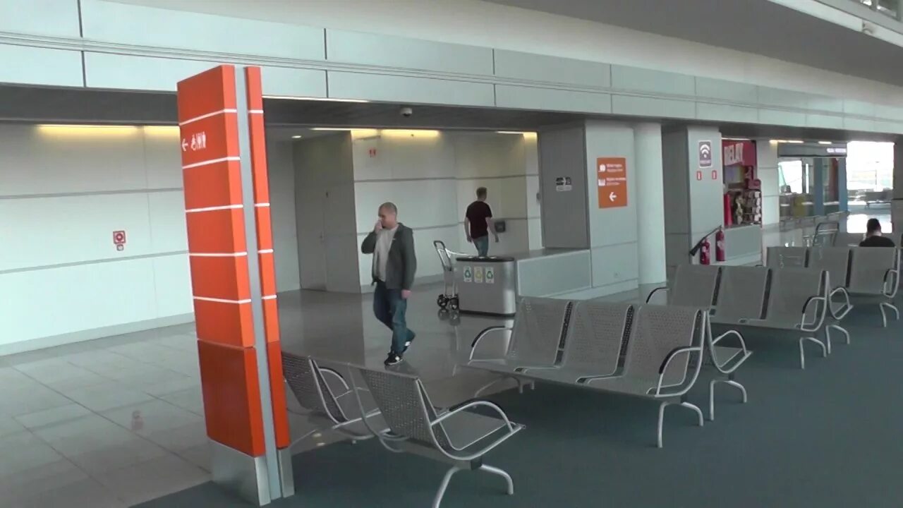 Аэропорт фредерик шопен схема. Аэропорт варшава внутри. Регистрация на посадку в самолет. Аэропорт концепт. Варшава пересадка.