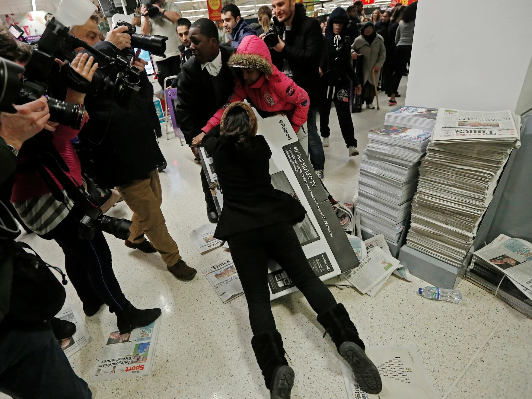 Найти черную пятницу. Америка black friday. черная пятница в америке. драка в сша в черную пятницу в магазине. толпа народу в магазине.