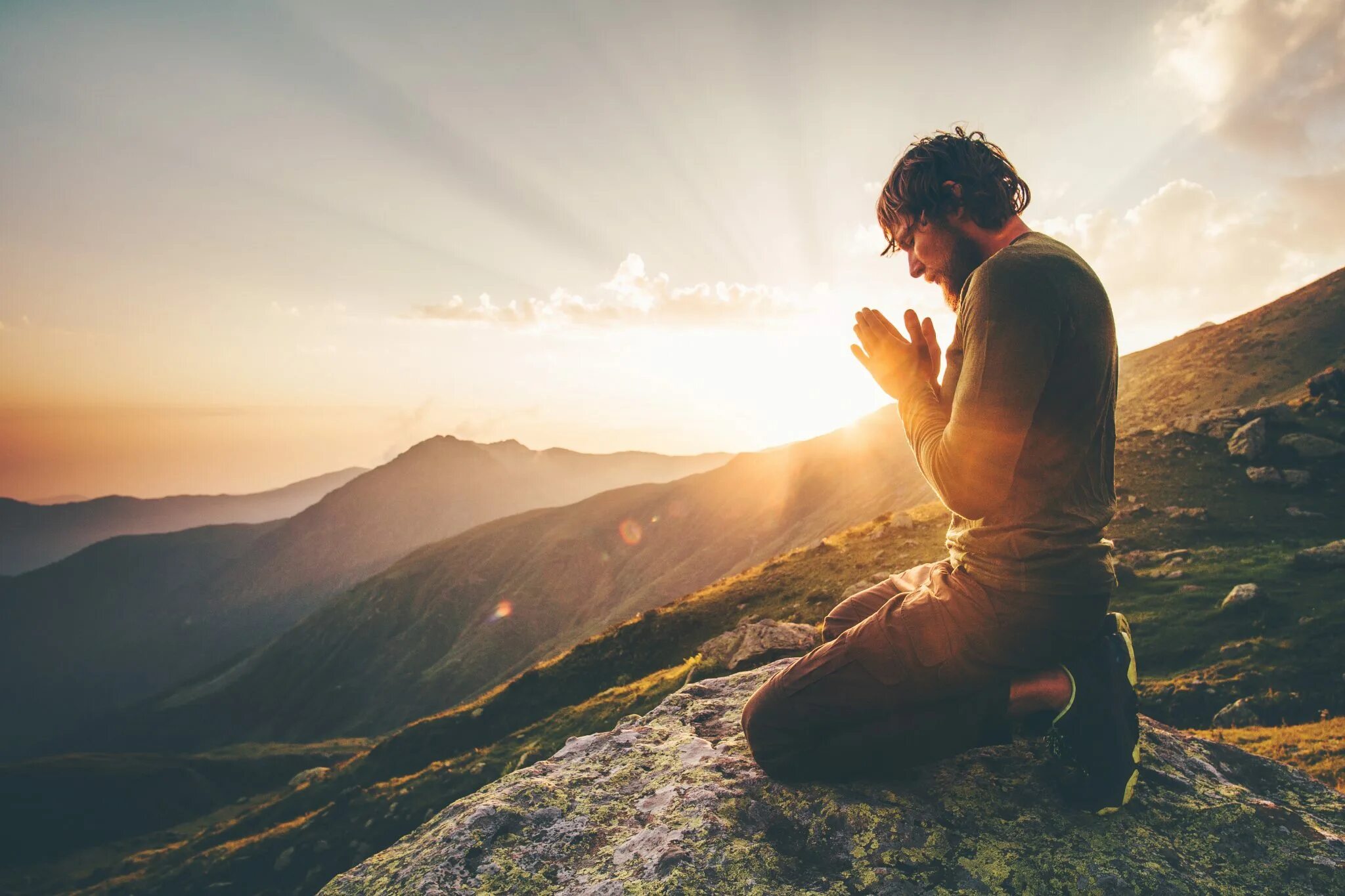Медитация духов. Человек молится. Человек молится на природе. Сильный духом человек. Медитация в горах.