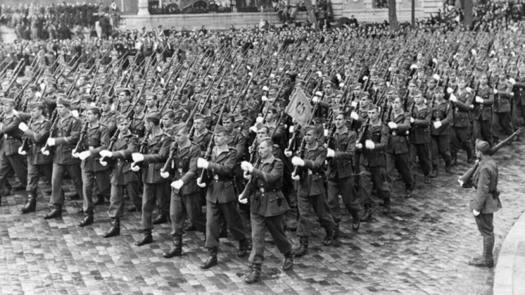 Франкисты. Франко франсиско зигует. Занятие мадрида войсками франко. Испания франко 1939. Занятие мадрида войсками франко.
