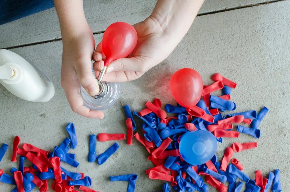 Детские воздушные шарики часто наполняют. Лайфхаки с воздушными шариками. Лайфхаки с воздушными шариками для детей. Лайфхак с шариком. Дети надувают шарики.