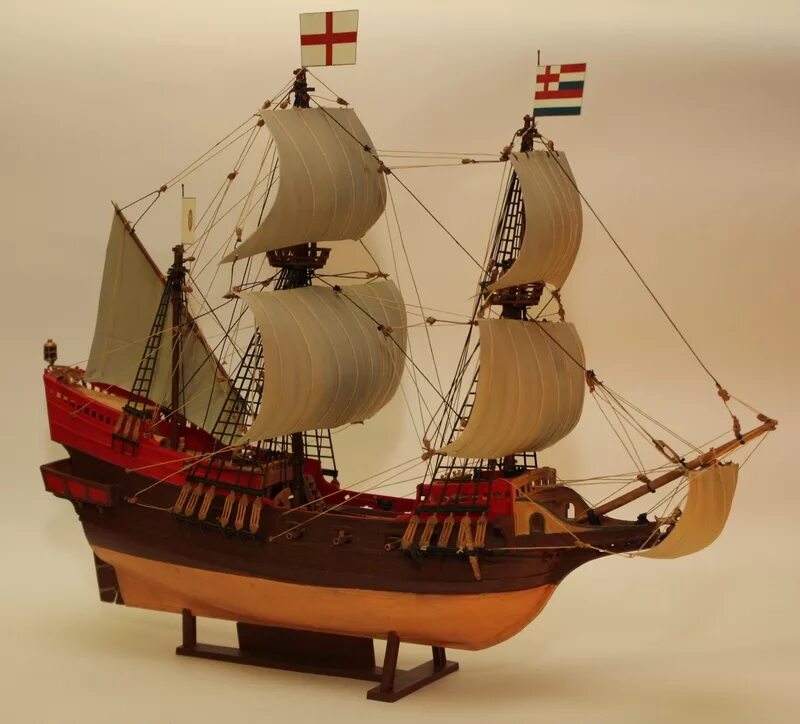 Золотая лань корабль дрейка. Фрэнсис дрейк корабль золотая лань. Галеон golden hind. Golden hind масштаб 1:85. Галеон золотая лань модель.