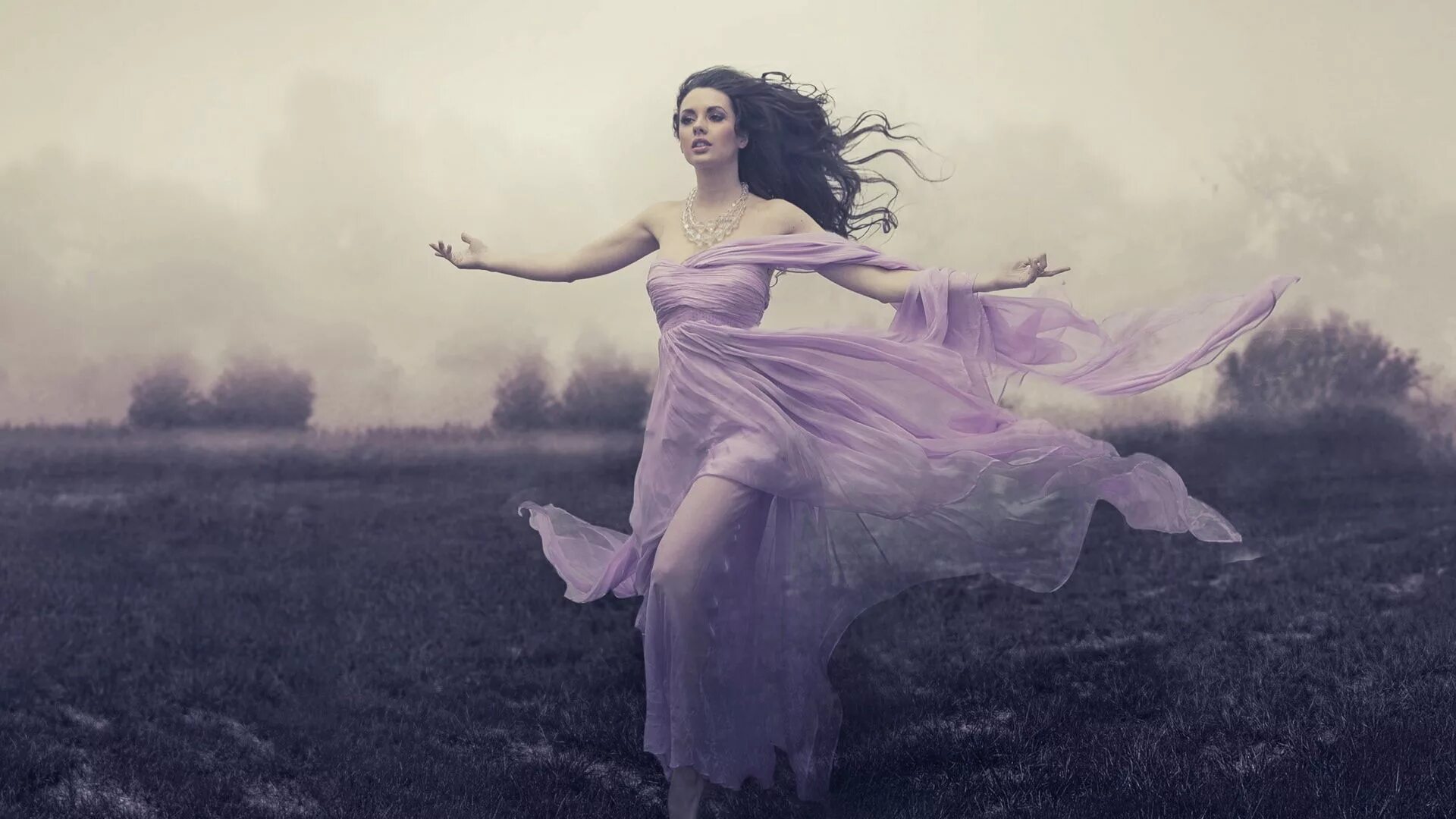Развивающееся платье. Девушка на ветру. Девушка убегает. Девушка в длинном платье бежит. Улетай красиво песня