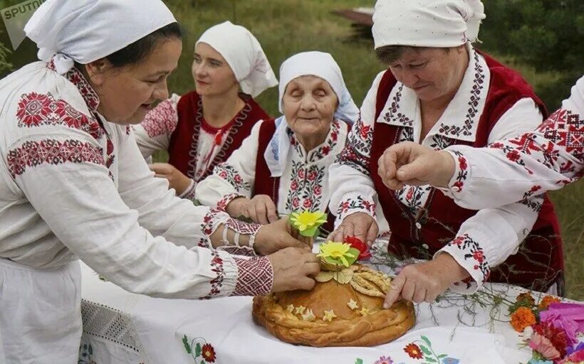 Белорусские национальная культура. Традиционный белорусский каравай. Традиционный белорусский свадебный каравай. Белорусский обряд вясельны каравай. Традиционная белорусская свадьба.