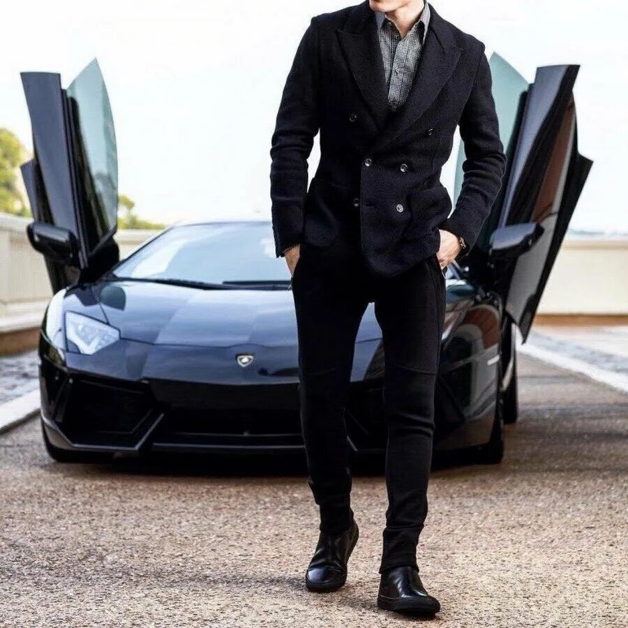 Бесплатный сайт богатых мужчин. Богатый парень. Мужчина в дорогой машине. Мужчина в костюме в машине. Богатый мужчина в костюме.
