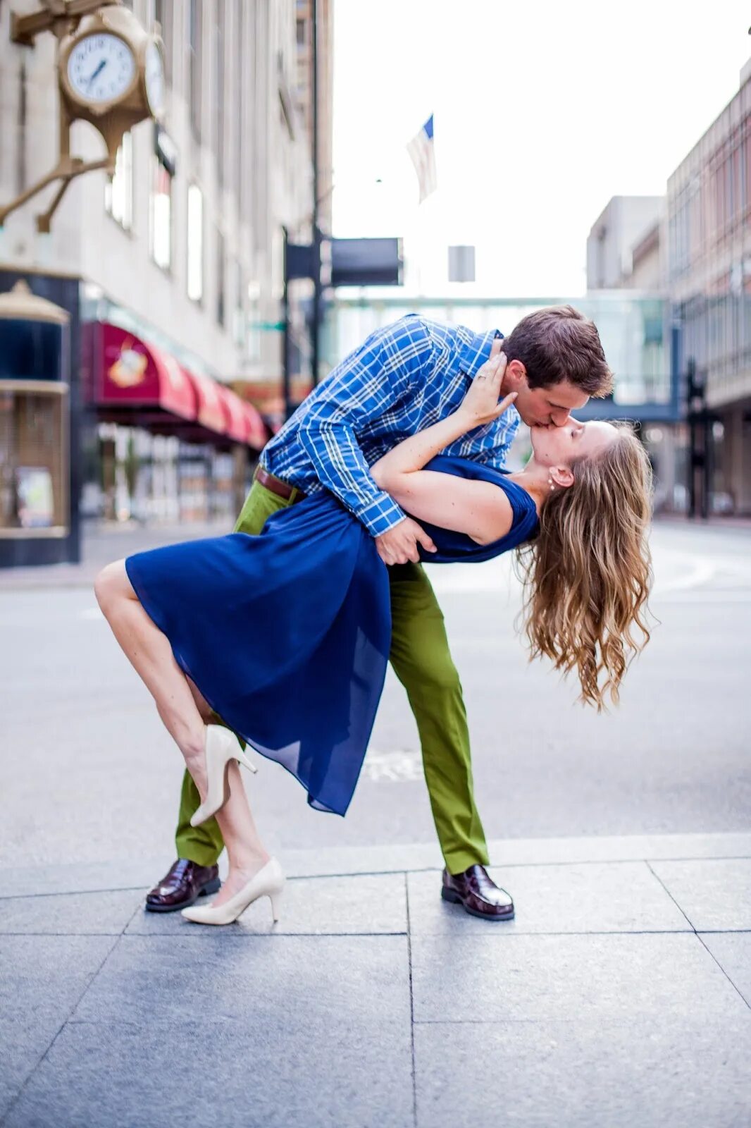 Странные истории любви. Love story фотосессия в городе. Love story фотосессия на улице. Оригинальная фотосессия для пары. Необычные парные фотосессии.