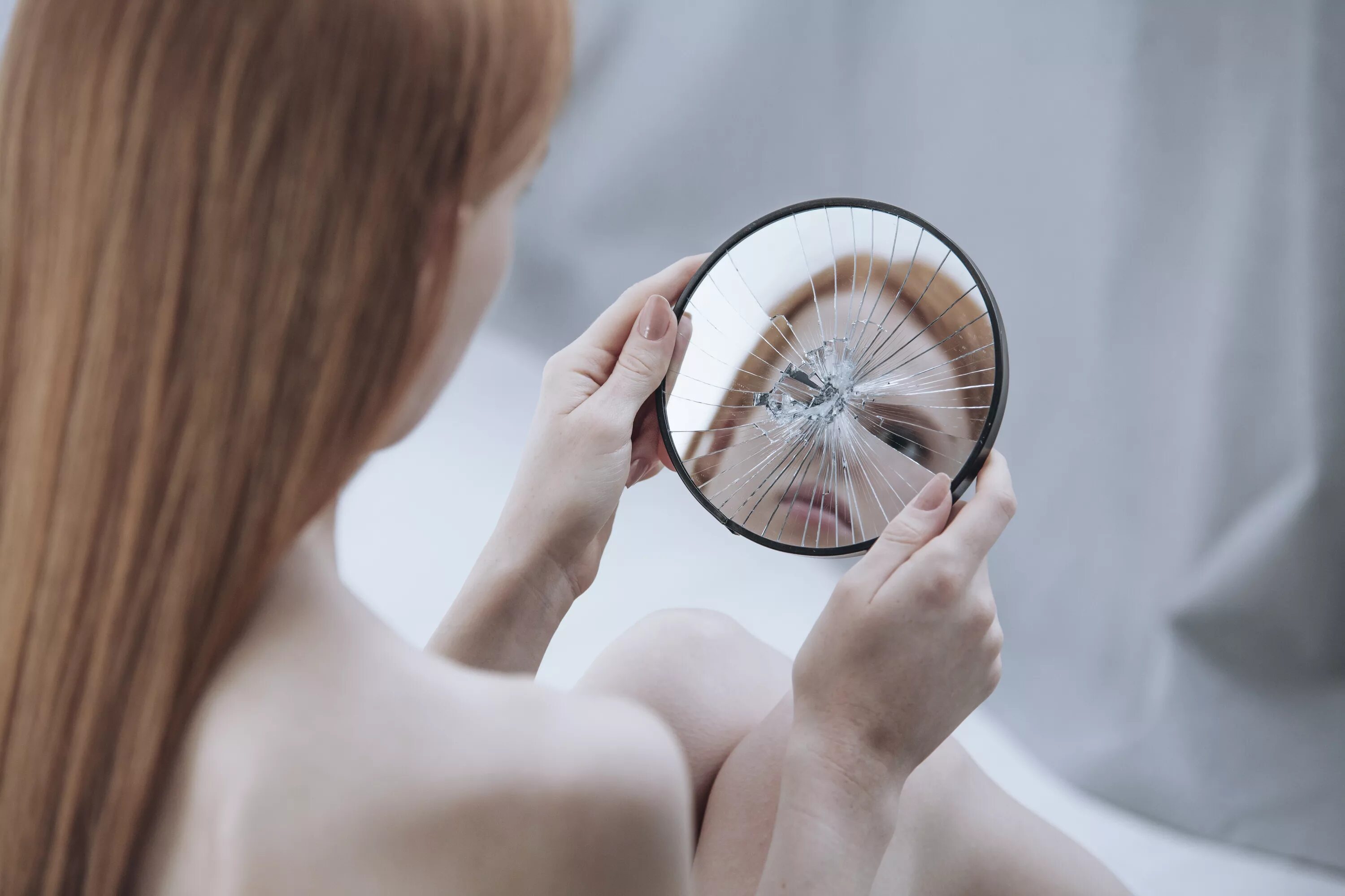 Как мы видим себя в зеркале. Искаженное зеркало. Искаженное восприятие себя в зеркале. Недовольство своей внешностью. Восприятие своего тела.