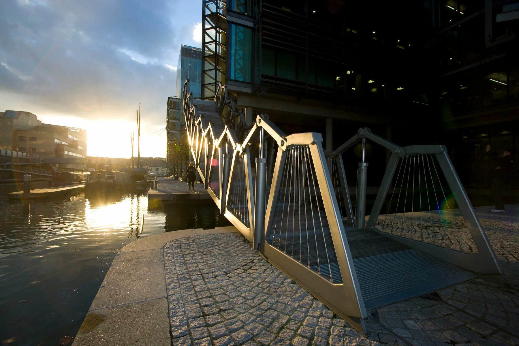 Rolling bridge. Сворачивающийся мост в лондоне. rolling bridge мост-трансформер. роллинг бридж лондон. сворачивающийся мост, лондон, великобритания.