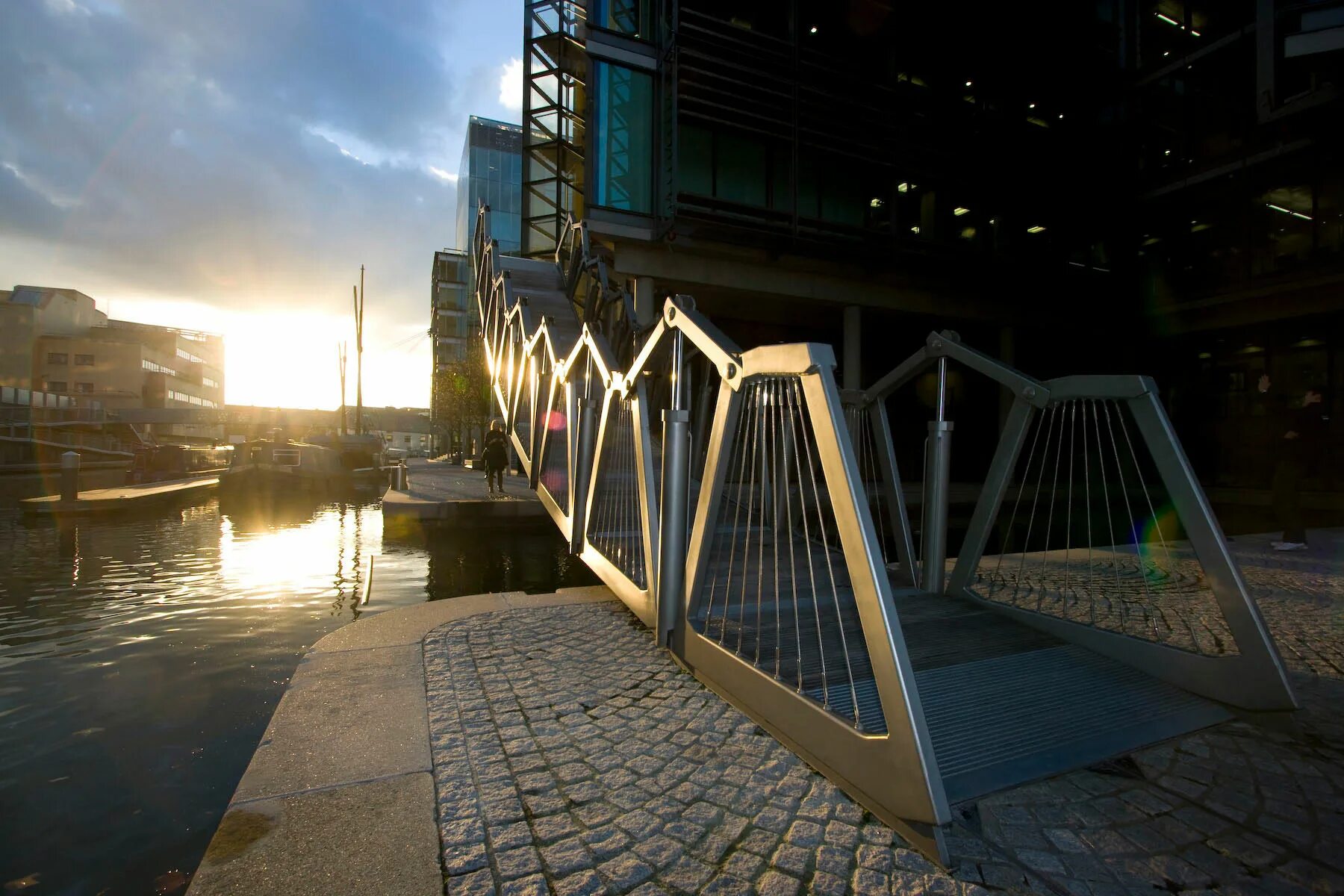 Длина пешеходного моста. Rolling Bridge мост-трансформер. Скручивающийся мост в Лондоне. Rolling Bridge Лондон Heatherwick. Мост в Лондоне сворачивающийся сворачивающийся.