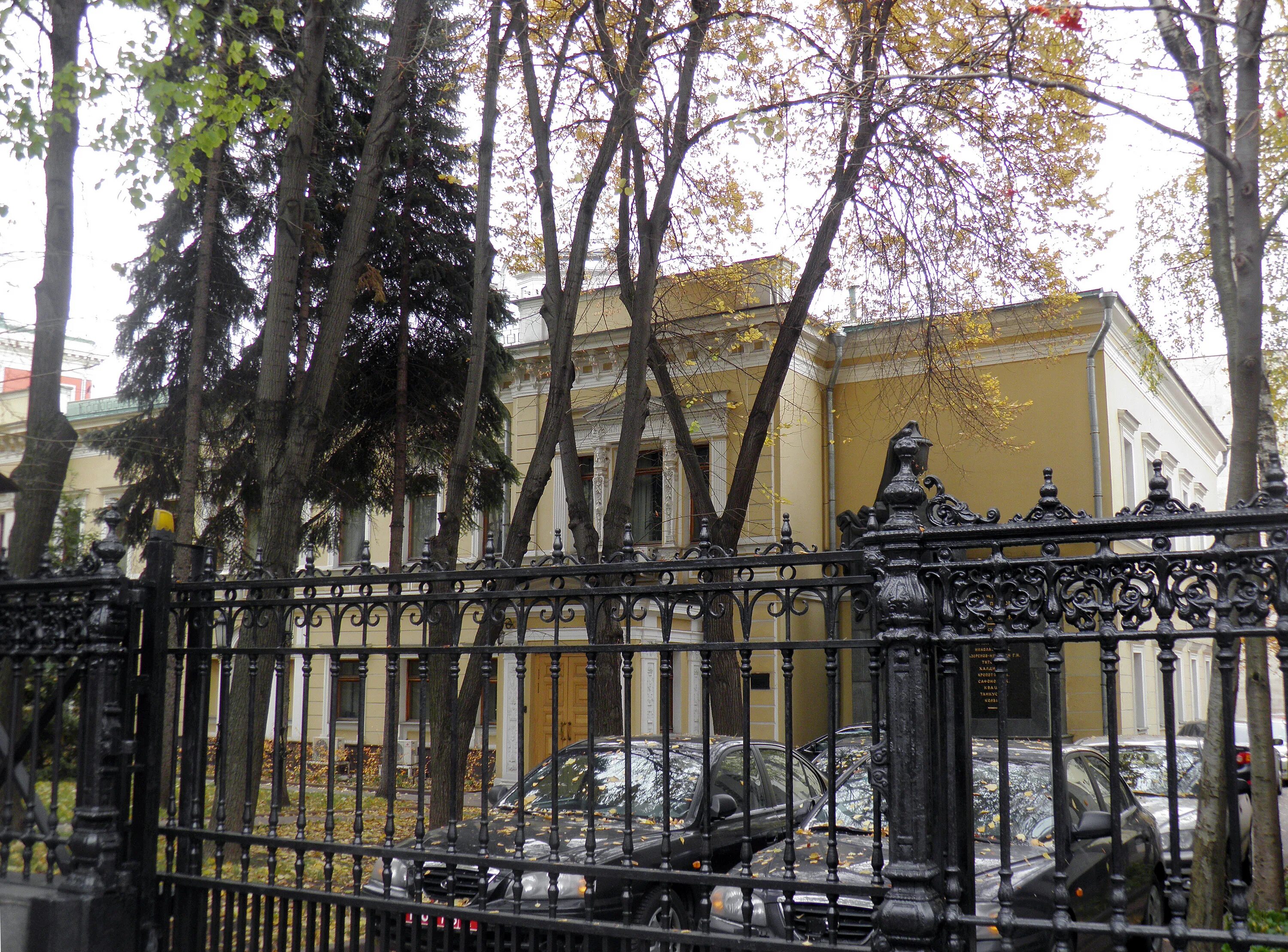 Где посольство украины. Посольство Украины в Моск. Посольство Украины в Москве в 2014. Украинское посольство в Москве. Посольство России в Украине.