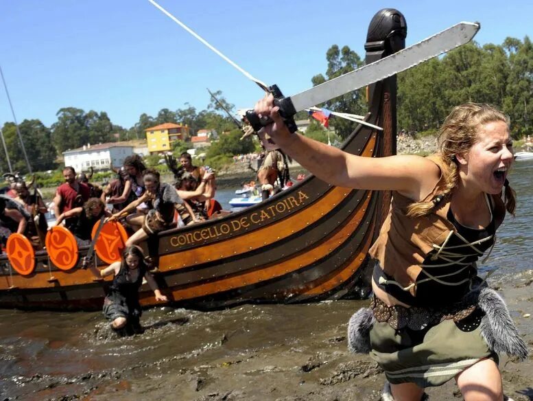 Викинги нападение. Современные Викинги фестиваль. Нападение викингов. Современный Викинг. Штурм Викинги.
