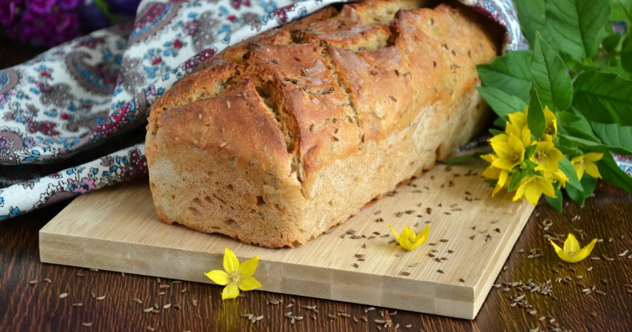 Приготовить простой хлеб. Домашний хлеб. Хлеб в духовке. Домашний хлеб в духовке. Дарницкий хлеб домашний.