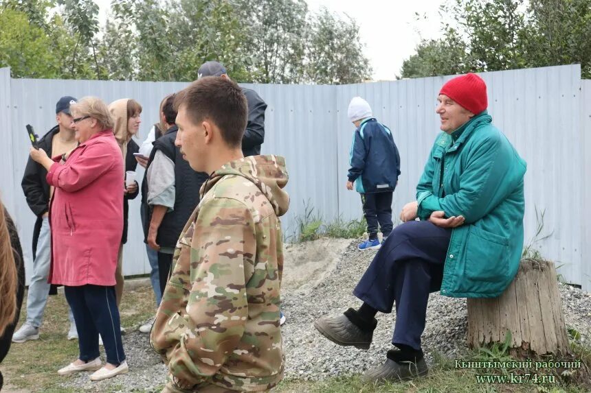 фермеры садоводы миасс. дети помогают в огороде. село томское феомер армен отпрян. садоводы кыштыма. воронежской области урожай.