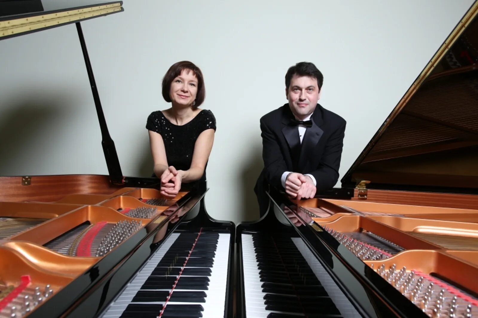 пальцы на пианино. фортепианный дуэт ирины силивановой и максима пурыжинского (москва). две пианистки. рояль и руки пианиста. фортепианный ансамбль в 4 руки.