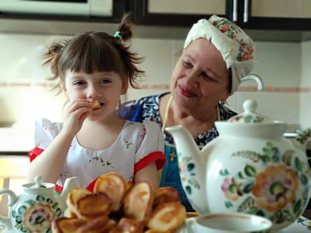 Как у нашей бабушки вкусные оладушки. Бабушка с пирожками. Чаепитие у бабушки. Бабушка с едой. Бабушка оладушки.