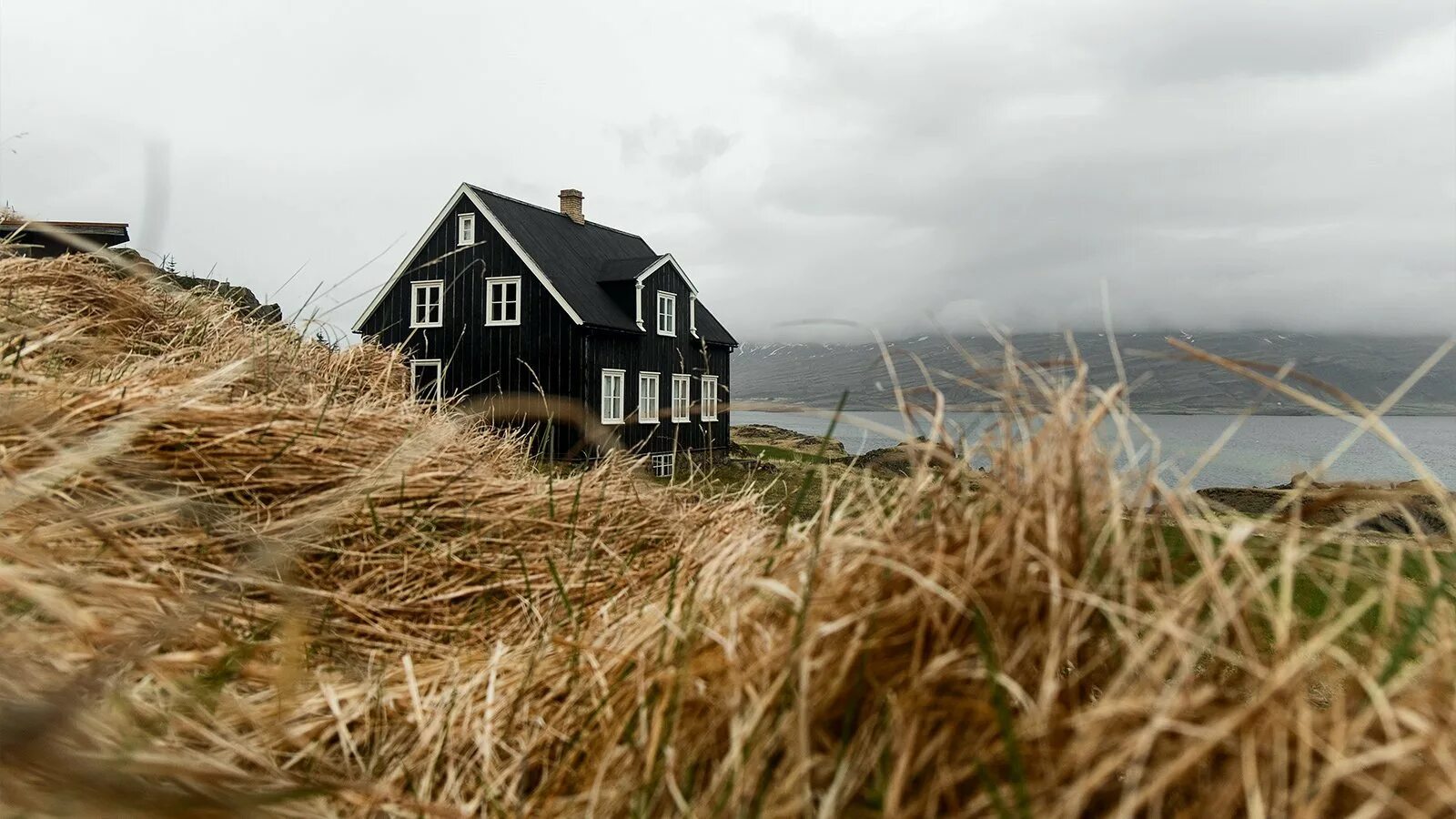 Домики вдали. Черный дом на Фарерских островах. Фарерские острова домик на Фарерах. Исландия домики. Одинокий домик.