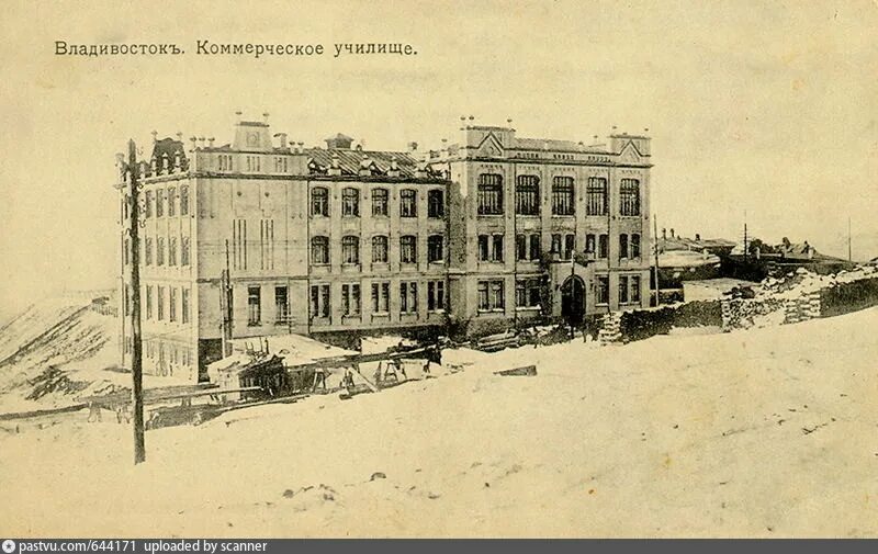 Товвму им макарова выпуск. Выпускной в нахимовском военно-морском училище. Нахимовское училище владивосток знак. Владивостокское коммерческое училище фадеев. Училища владивостока.