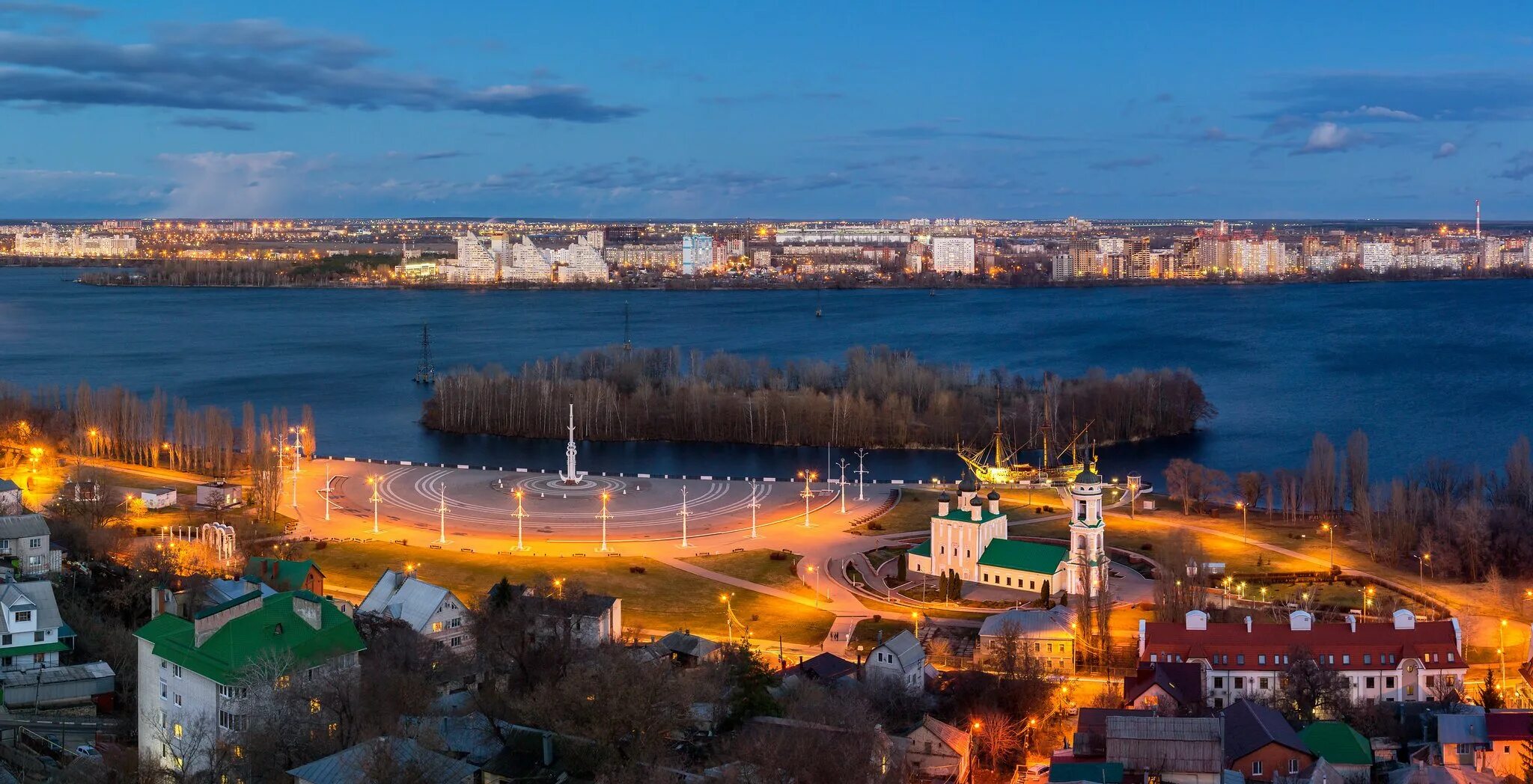 Город воронеж сколько время. Адмиралтейская площадь воронеж. адмиралтейская площадь воронеж осенью. адмиралтейская площадь воронеж панорама. воронежского водохранилища у адмиралтейской площади..