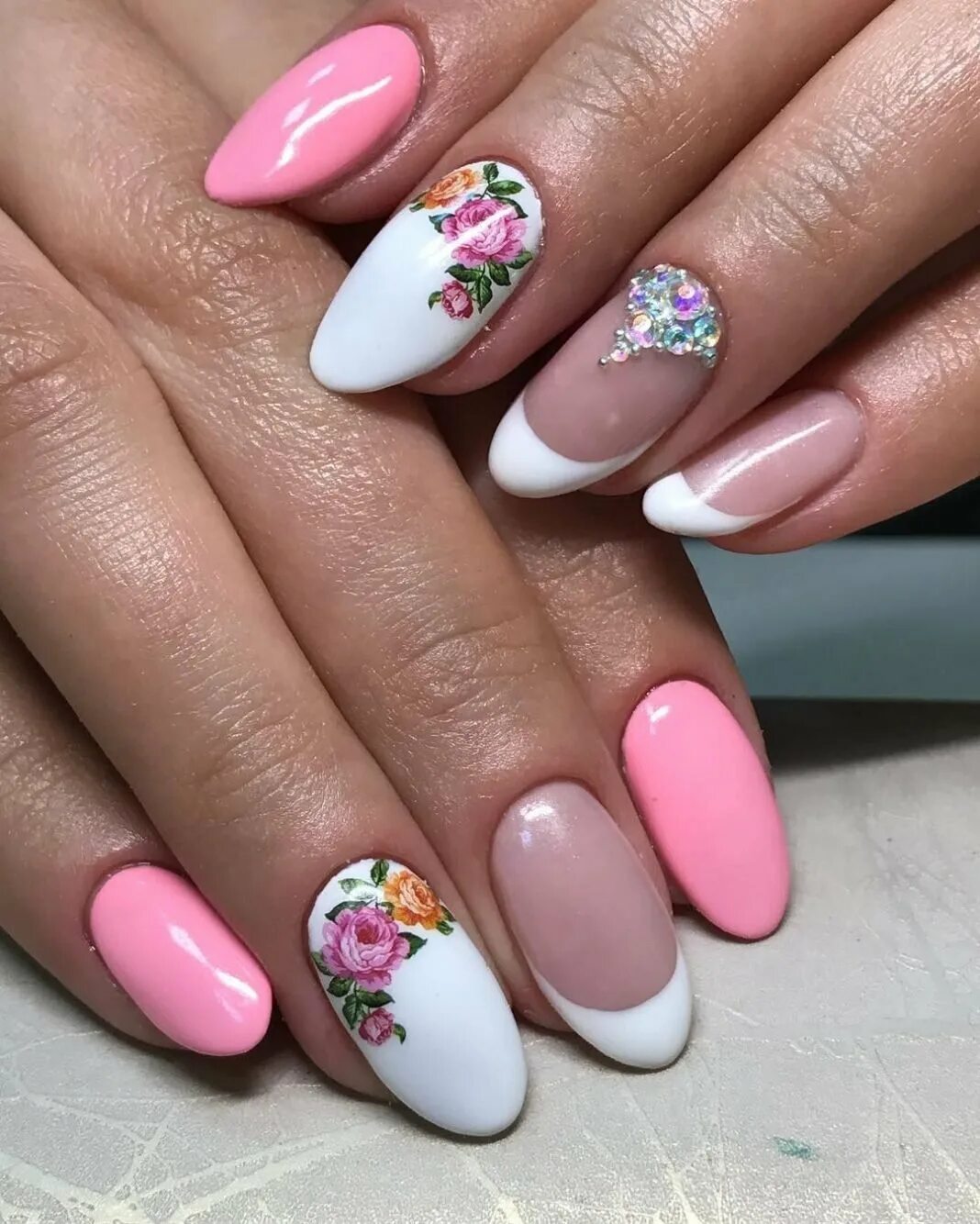 Летний маникюр на ововальные ногти. Ногти с цветочками. Красивые овальные ногти. Маникюр дизайн ногтей весенний новинки оригинальный красивый