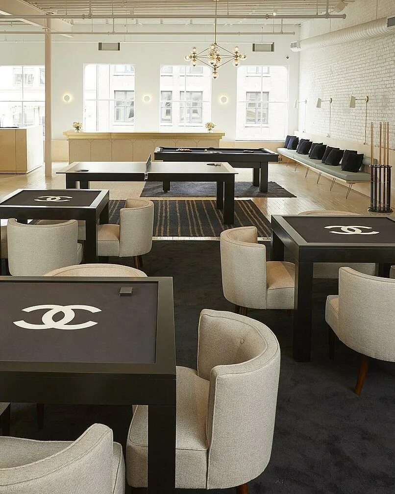 Серфинг chanel. Яхта для серфинга. Сумка со стрекозой бренд. Club chanel. Club chanel.