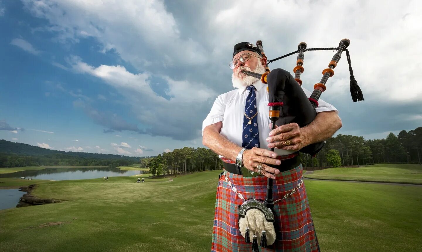 Необычные приспособления для оружия. Волынщик в килте. Шотландия волынка. Волына инструмент. Волына инструмент.