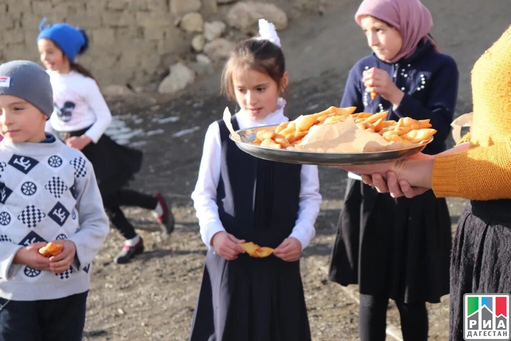 Новый год в дагестане как празднуют. Парад дедов морозов лунинец. Празднование нового года в дагестане. Куруш докузпаринский район исмаил. Новый год в дагестане как празднуют.