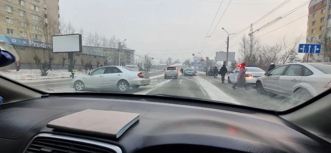 Таксист в машине. Автокатастрофа на трассе. Дтп 2023 чита. Водитель. Троллейбус фото.