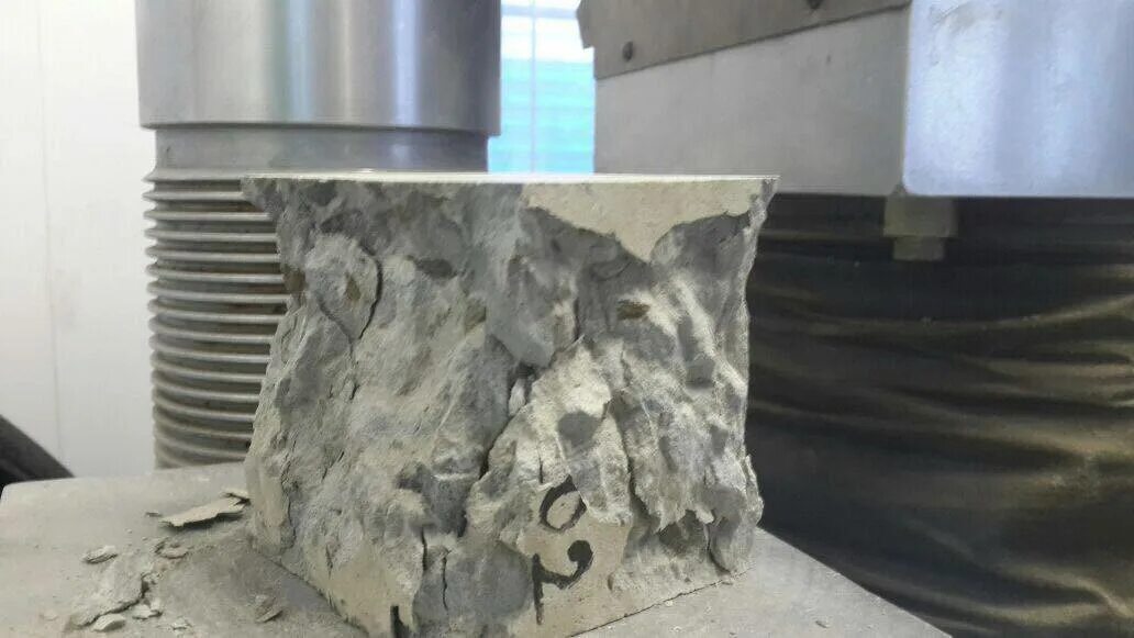 Экспертиза бетона profitexpert msk ru. Испытание кубиков бетона на прочность. Испытание прочности бетона на сжатие. Испытание бетона на прочность лаборатория. Лаборатория испытания бетона на прочн.