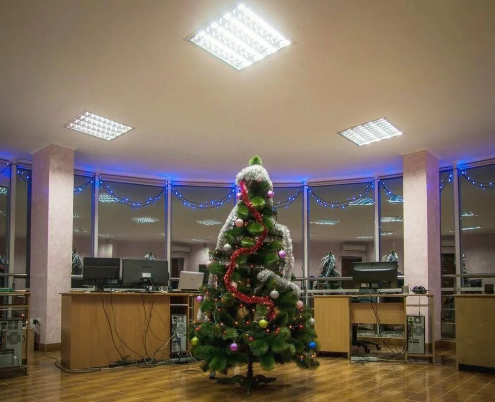 Офис нового года. Новогоднее украшение офиса. Новогоднее украшение кабинета. Новогодняя елка в офисе. Украшение офисной елки.