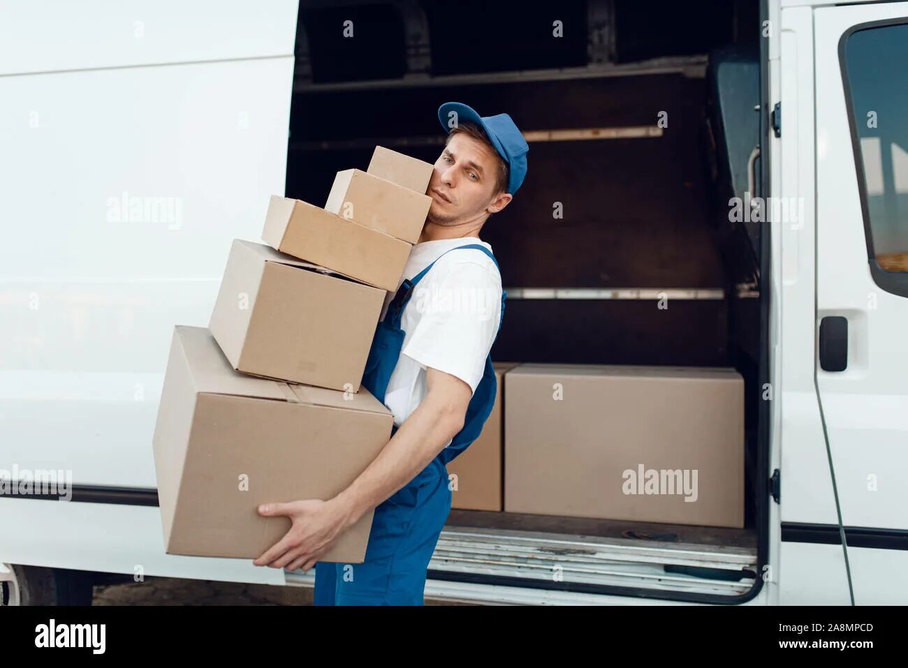 Delivery man. Hand delivery. Who delivered that parcel. Вручение посылки. Delivery to customer.