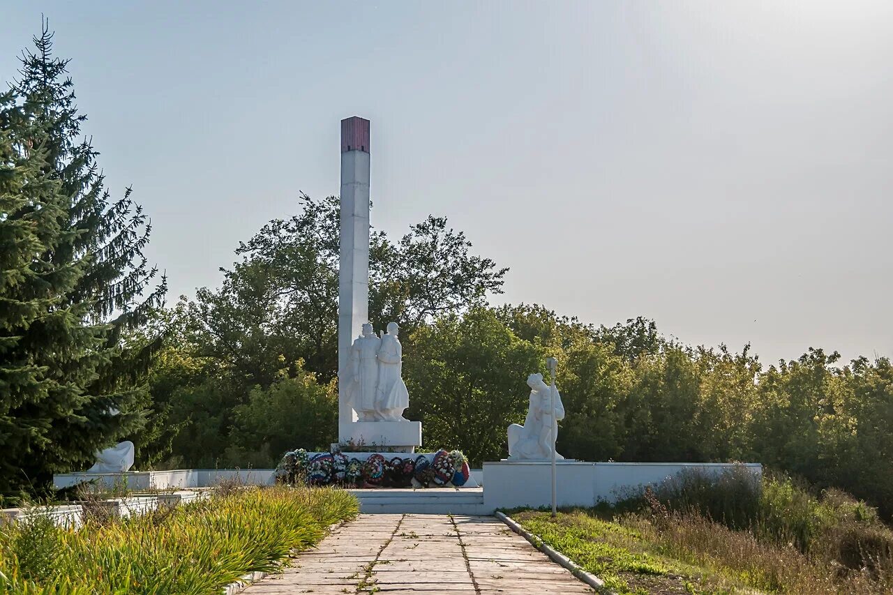 Куркино тульская область. Посёлок Куркино Тульской области. Обелиск Куркино Тульской области. Памятники мемориалы Великой Отечественной войны в Тульской области. Мемориал Тульской области Куркинского района.