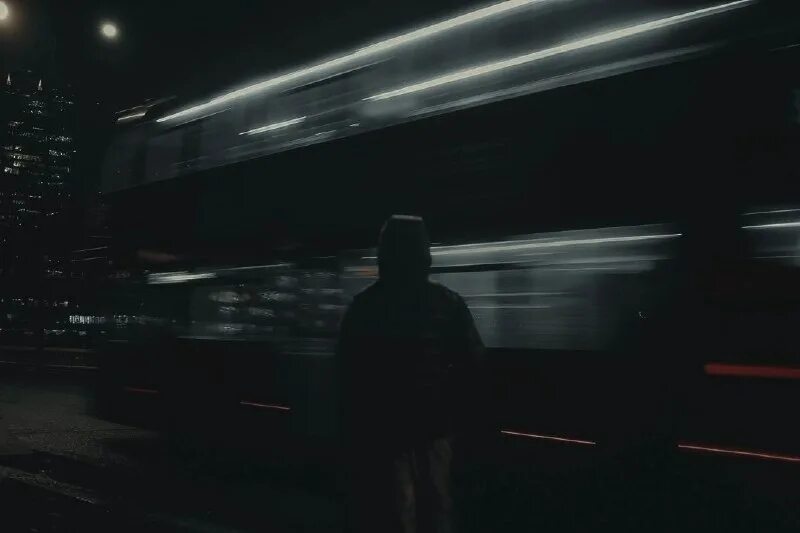 тут даже солнца не видна. тут даже солнца не видна.