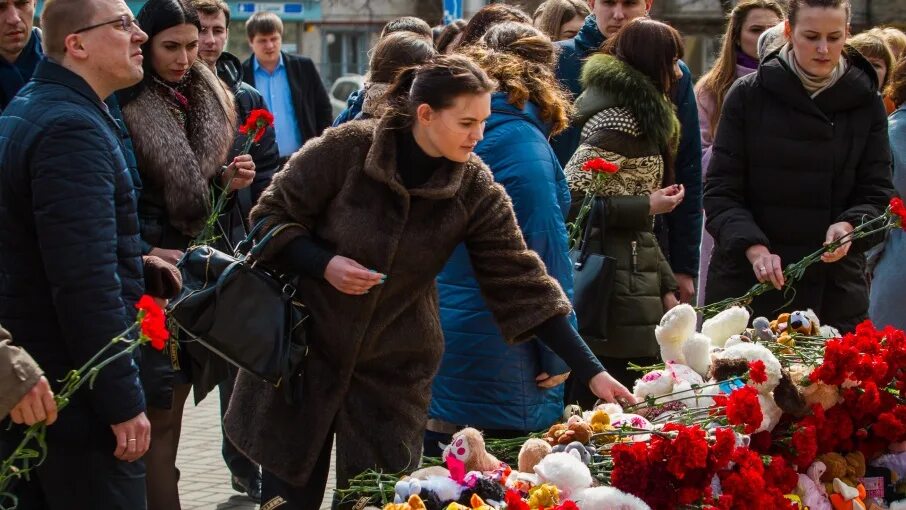 Похороны погибших в крокус сити видео. Зимняя вишня траур. Зимняя вишня Кемерово траур. Кемерово скорбим. Кемерово ТЦ зимняя вишня пожар скорбим.