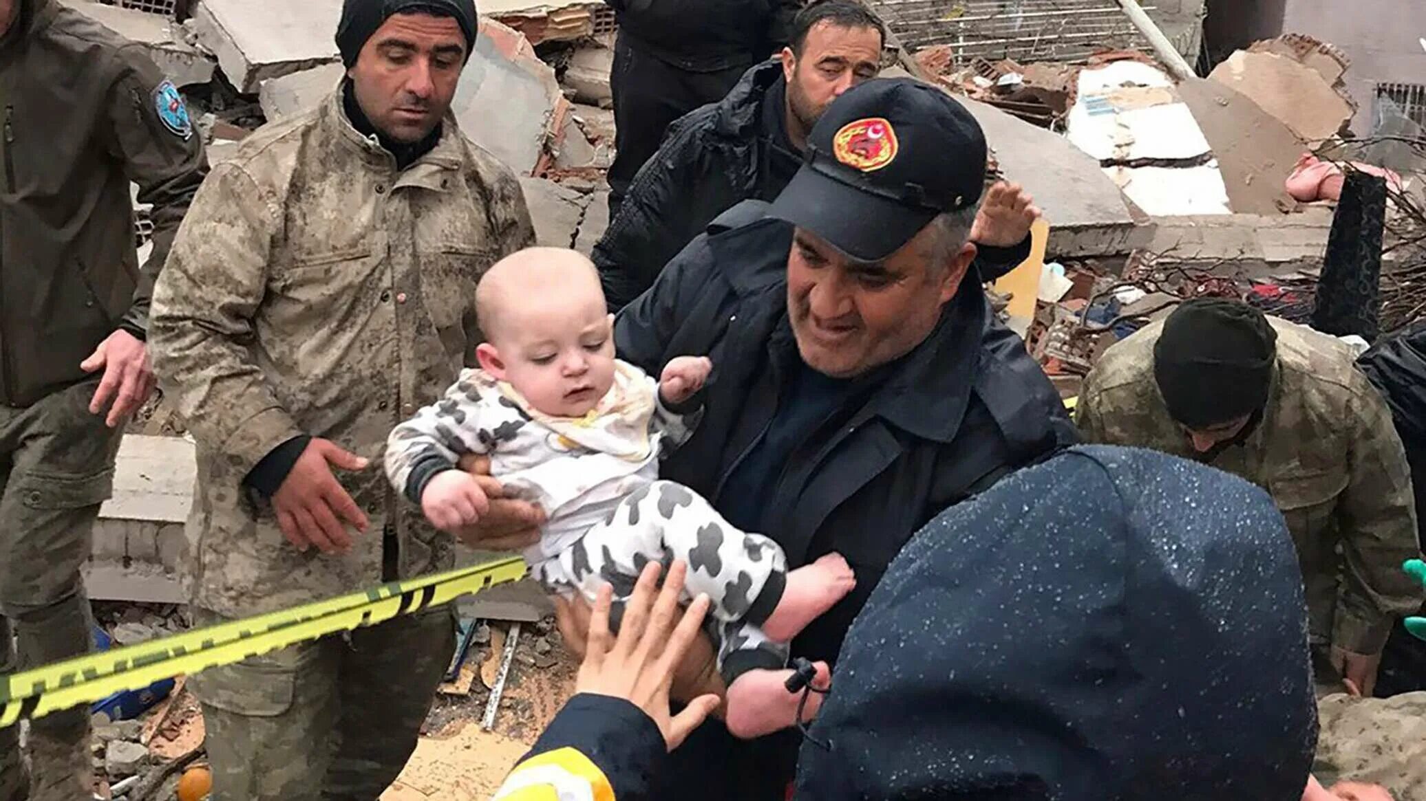 Пожарный спасает ребенка. Спасти 20. Спас канал реклама платки. Спасатели мац. Рекламная заставка на канале спас.