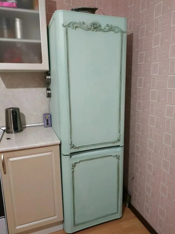 Покрасить холодильник в домашних условиях какой краской. Перекраска холодильника. Перекрашенный холодильник. Покрасить холодильник. Перекрасить холодильник.