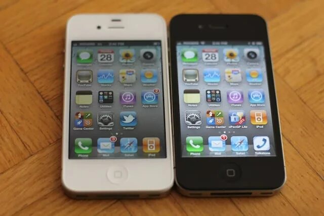 Включи соткана. Iphone 4s белый. Айфон 4s белый. Iphone 4 белый. Айфон 4s в 2012.