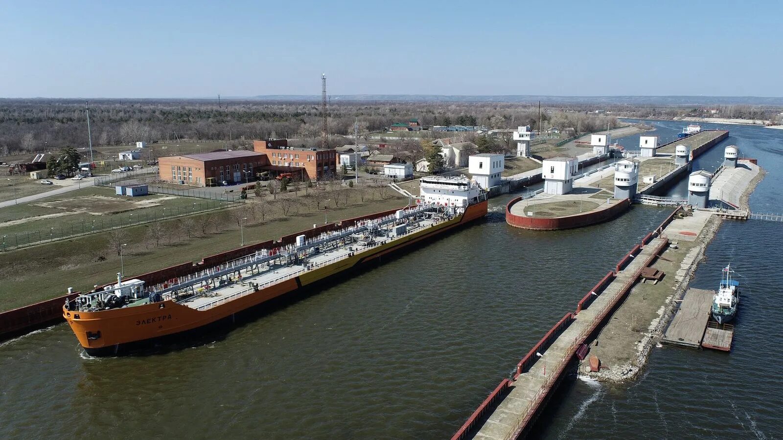 Порт Ростова на Дону. Северский Донец судоходство. Вид на Ростовский порт. Танкер Роснефть.