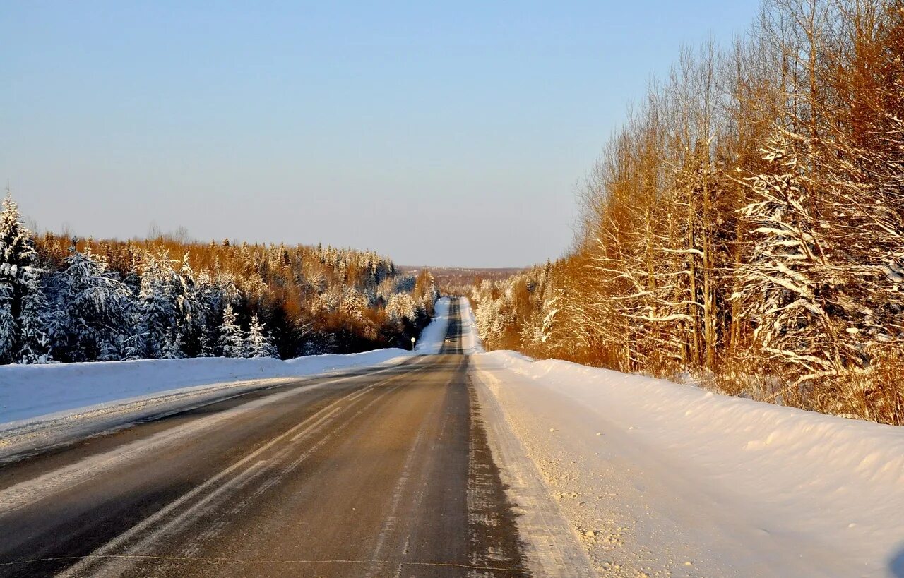 На широкой большой дороге. Зима дорога. Заснеженная дорога. Трасса зимой. Март дорога.