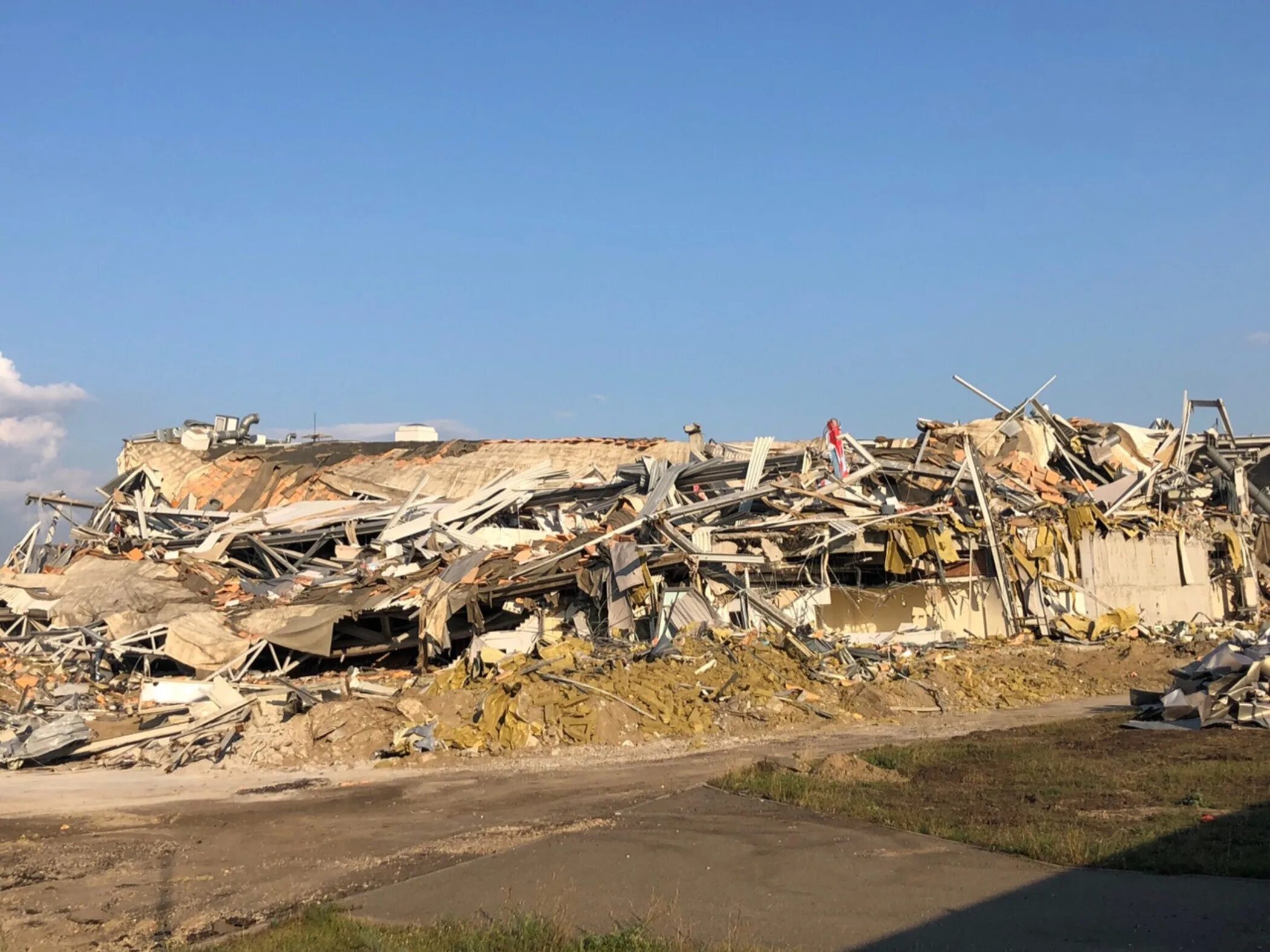 Арена омск снесли. Ледовый дворец сибирский нефтяник омск. Омск городок водников бараки. В севастополе сносят самострой. Снос аварийных домов.