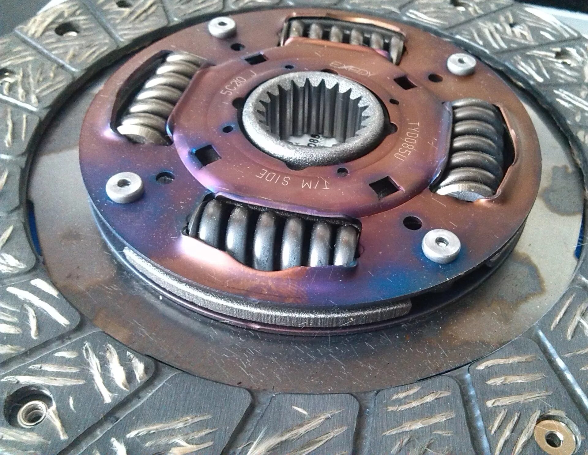 Сожженное сцепление. Горящее сцепление. Горелый диск сцепления. Сгоревший диск сцепления. Выжег сцепление.