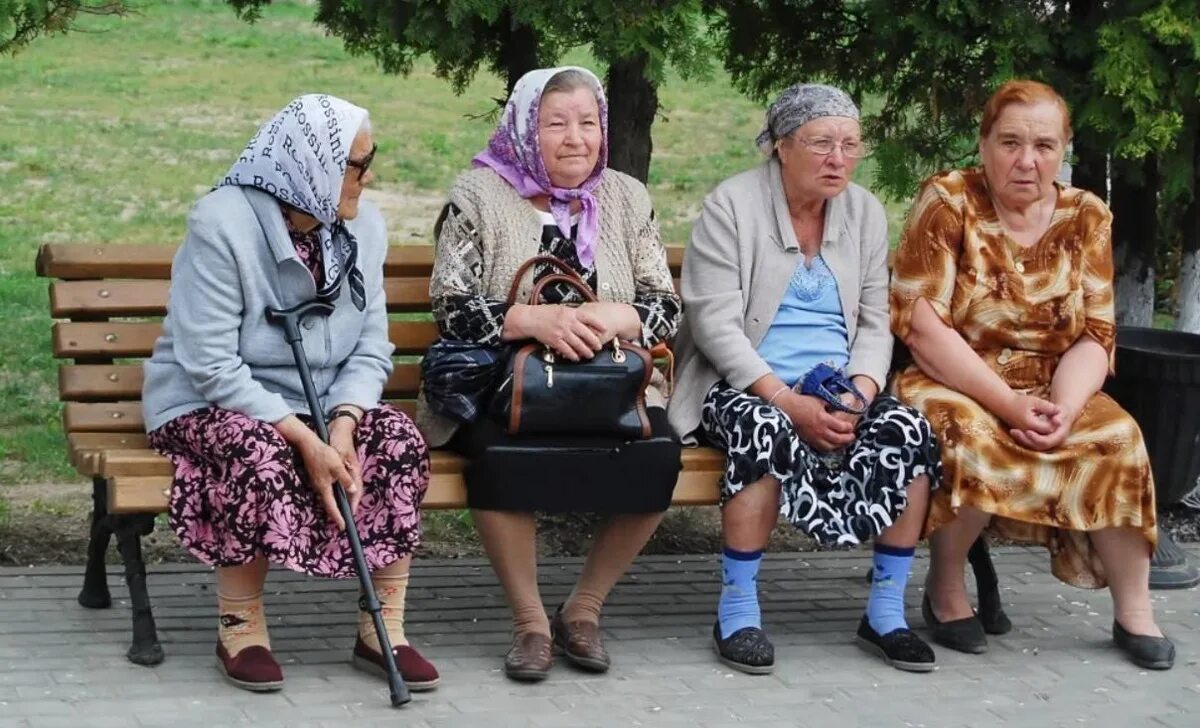 Бабушки тройничек. Бабушки на лавочке. Бабки на лавке. Бабки на скамейке. Старушка на скамейке.