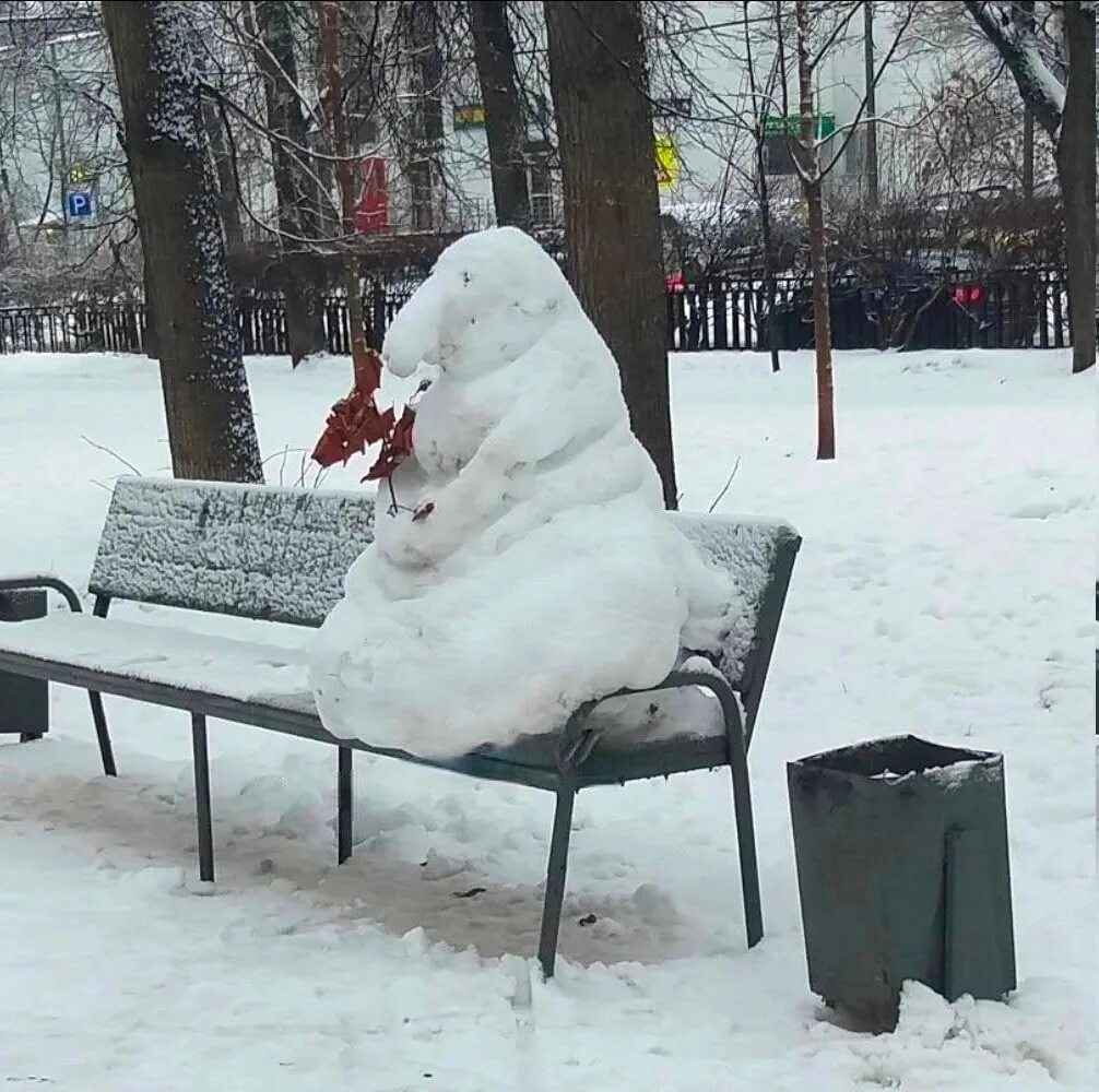 Дождались зимы. Винтер сноумен винтер. Демотиваторы про дружбу между мужчиной и женщиной. Девушка в снегу. Дождались зимы.