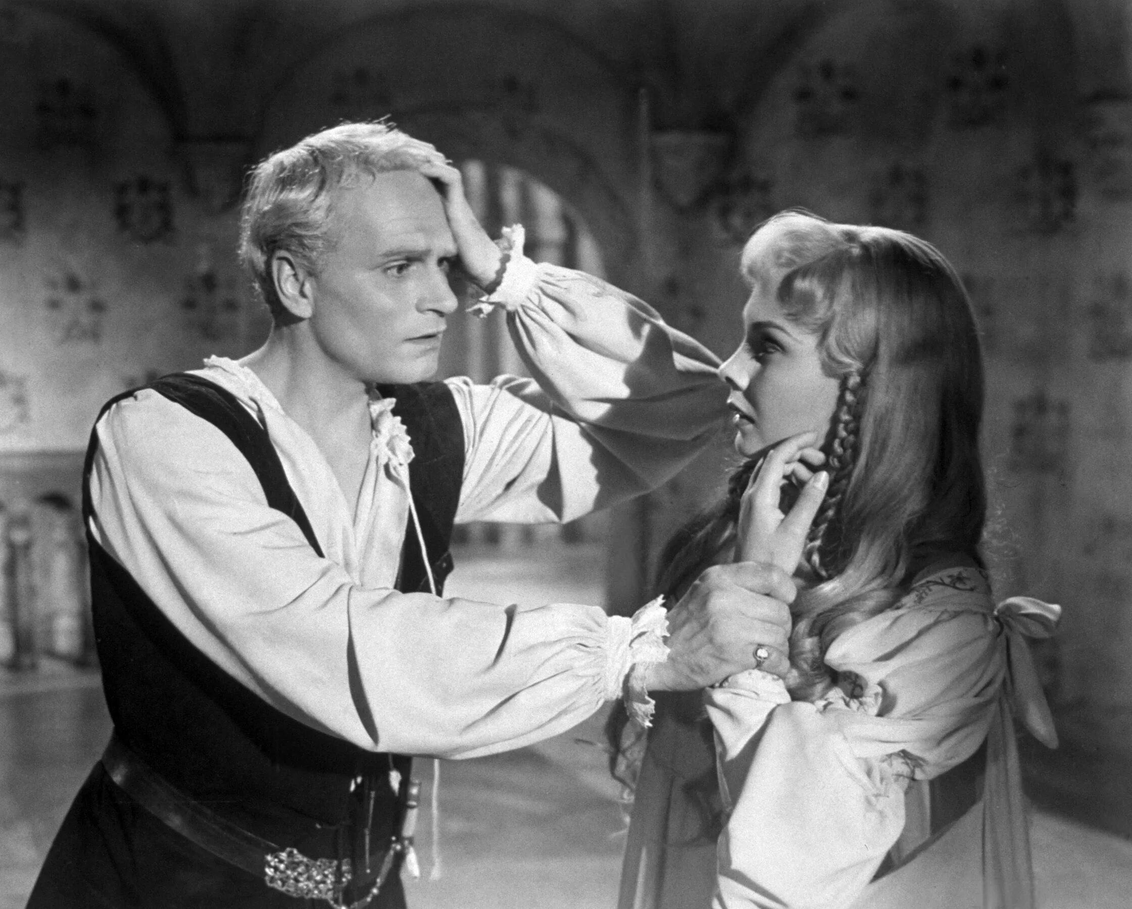 Гамлет 1996 кадры. Гамлет козинцев 1964 офелия. Гамлет 1948. Гамлет фильм лоуренса оливье 1948. Гамлет фильм 1969 анжелика хьюстон.