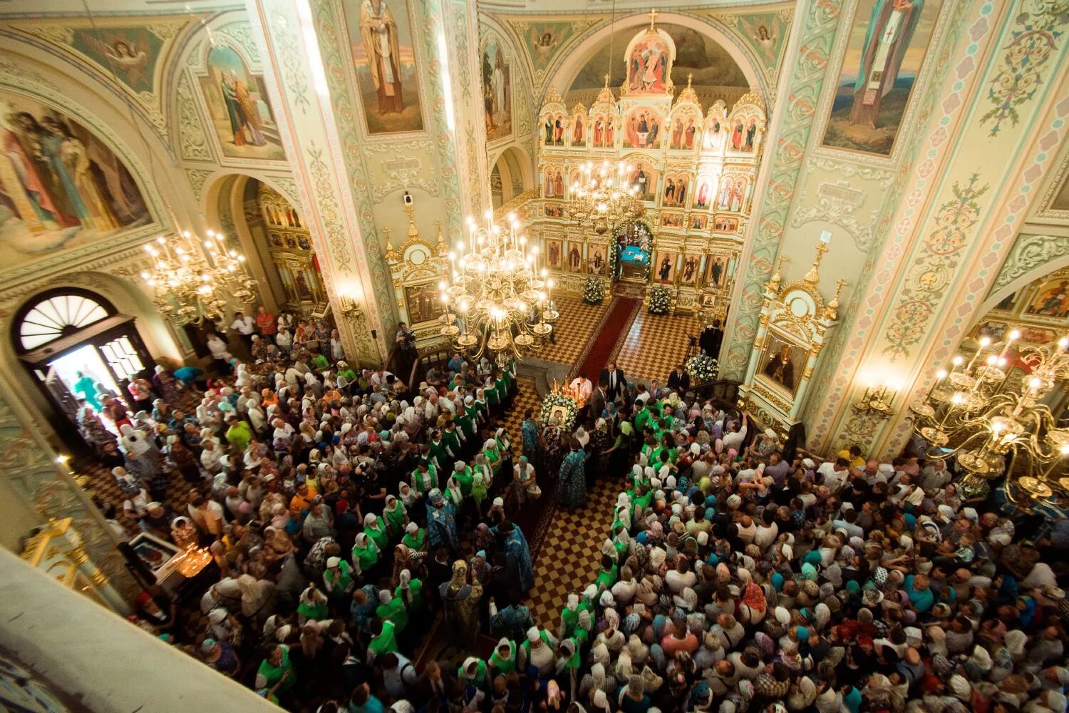 Вечернее богослужение в православной церкви.