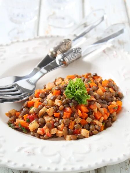 Чечевица с индейкой. Паста с чечевицей. С чем сочетается чечевица. Чечевица блюда из чечевицы. Красная чечевица с овощами.